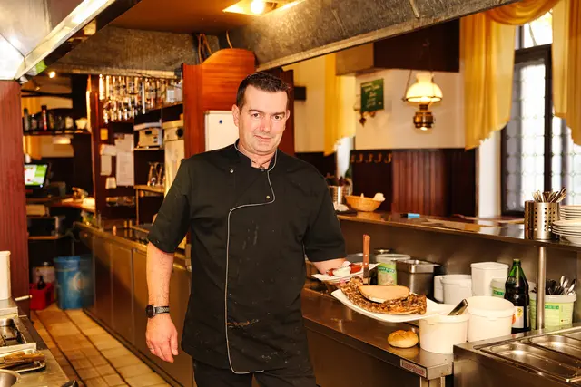 Chefkoch Peter Schöppl präsentiert Pub-Spezialität Ripperl. | Foto: Reischl