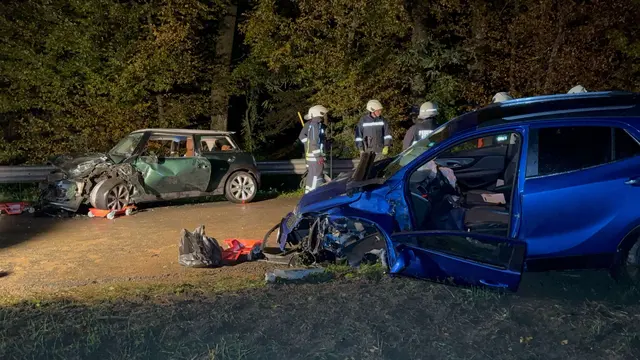 Die Fahrzeuge wurden durch den Crash zerstört. | Foto: DOKU-NÖ