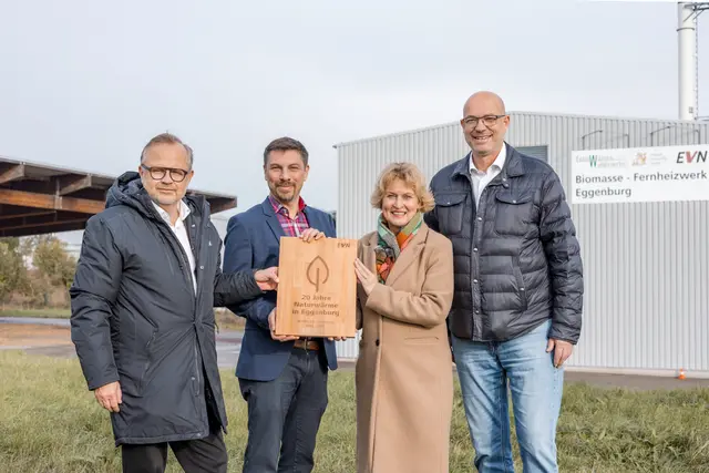 EVN Wärme Geschäftsführer Alfred Freunschlag, EVN Projektleiter Markus Goldsteiner, Bürgermeisterin Margarete Jarmer und Stadtamtsdirektor Burkhard Hammer (v.l.) | Foto: EVN / Barbara Leister
