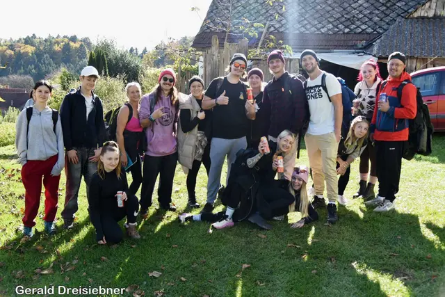 Auch große Gruppen marschierten mit.  | Foto: Gerald Dreisieber