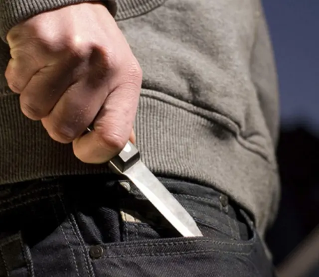 Der unbekannte Mann soll die Trafikantin mit einem Messer dazu aufgefordert haben, Bargeld auszuhändigen. (Symbolfoto) | Foto: pixabay.com
