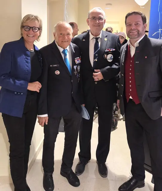 v.l. Evelyn Achhorner, F. Köfel, G. Dujmovits, Markus Abwerzger  | Foto: Gerhard F. Dujmovits Österreichische Friedenssoldaten