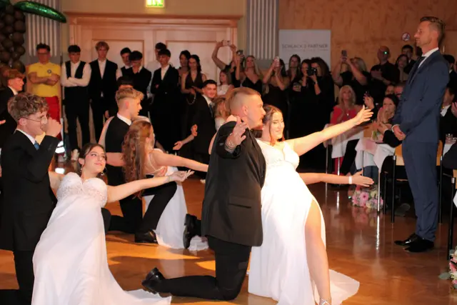 Pierre und Andrea Gider hatten die Polonaisen mit den Maturantinnen und Maturanten einstudiert. | Foto: Cescutti