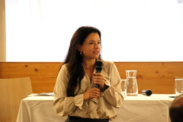 "Wir sind zur Bergkristall-Familie geworden", schildert Direktorin Barbara Glück (Mauthausen Memorial) die intensive Kooperation verschiedenster Menschen und Institutionen. | Foto: Eckhart Herbe/Bilder Präsentation (C) Gusen Memorial