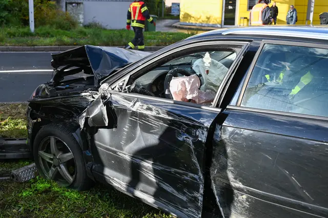 Das Auto wurde beim Unfall stark beschädigt. | Foto: TEAM FOTOKERSCHI / AMATO GABRIEL