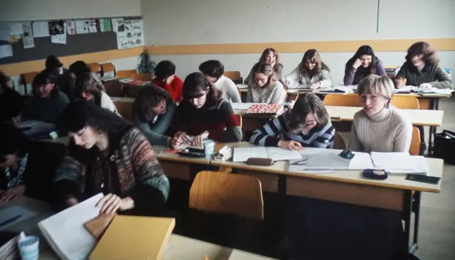 Die Pionierinnen der 1975 gegründeten HLW Braunau im Unterricht | Foto: Josef Kogler