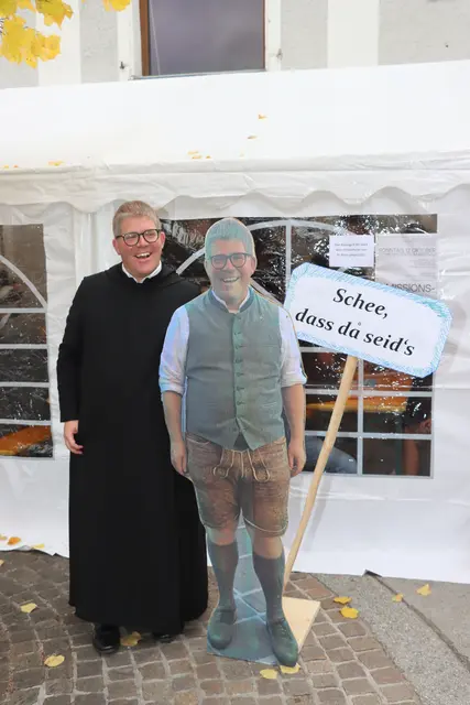 P. Virgil Steindlmüller mit seinem "Doppelgänger", um alle Termine unter einen Hut zu bringen. | Foto: PGR Abtenau