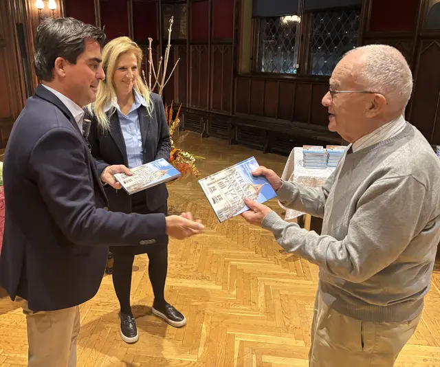 Ein Buch und Dankesworte von Bürgermeister Christian Gepp sowie Kultur-Stadträtin Elke Paul für das Wissen und die Mitarbeit von Reinhard Schröpfer.  | Foto: Wolfgang Ilkerl