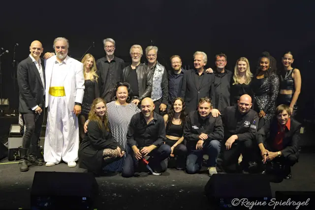 Diese Jubiläumstour "Falco in Concert" wurde mit den Mitgliedern der Original-Band: Bandleader Thomas Rabitsch Keyboard, Bernhard Rabitsch Trompete und Percussion, Robert Pistracher Bass, Peter Paul Skrepek Gitarre, Peter Vieweger Gitarre und Special-Guest Florian Holoubek am Schlagzeug mit Falco live on Screen im Original Sound auf die Bühne gebracht.  
Special-Guests: Ana Milva Gomes, Drew Sarich, Edita Malovicic, Georgij Makazaria, Johannes Krisch, Roman Gregory, Tini Kainrath und Skero, sowie die jungen Gesangstalente Chiara Alina, Laura Del Fiore und Hannah. Hier am Foto mit Clara und Gerhard Gutscher und Küchenchef Roland Mayer, Obmann der Bühnenwirte NÖ.  
