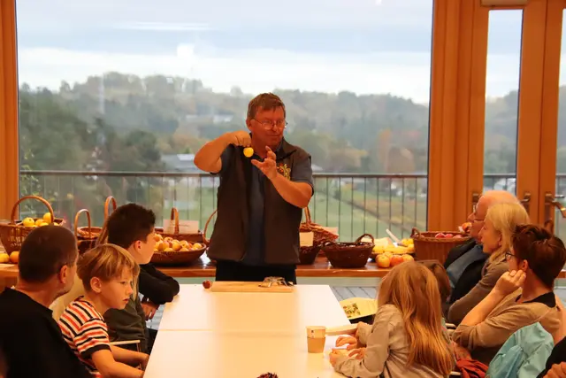 Jeden Tag konnten 15 ausgewählte Apfelsorten unter fachkundiger Anleitung verkostet werden. | Foto: Martin Wurglits