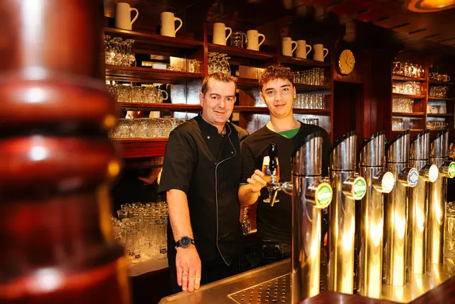 Eingespieltes Team: Schöppl mit Kellner Romeo hinter der Budl. | Foto: Reischl