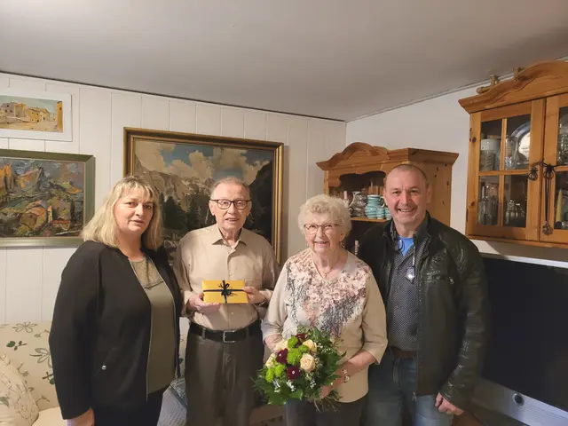 Bürgermeisterin Birgit Haberzett und Gemeinderat Christian Redl gratulierten dem Ehepaar. | Foto: Marktgemeinde Gutenbrunn