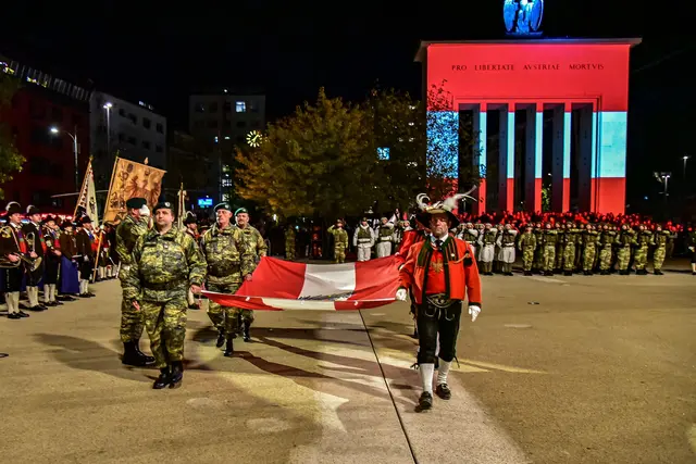 Bundesheersoldaten und Wiltender Schüzten tragen die zu hissende Fahne gemeinsam zum Fahnenmast | Foto: @C-MilKdoTirol/Raggl