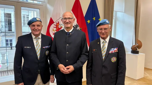 LH Anton Mattle (Mitte) mit VÖP Tirol LL OWm aD Herwig Leo (l) und Vzlt iR Sepp Mairinger  | Foto: Land TIROL