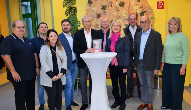 
Bgm.Bernd Hermann und Vizebgm.Robert Sackl mit den Europagemeinderäten Andreas Vondrak 2.v.r und Uwe Kreiner 5.v.r sowie Gemeinderäten und Gemeinderätinnen mit EU-Abgeordneten Elisabeth Grossmann
 | Foto: Josef Strohmeier