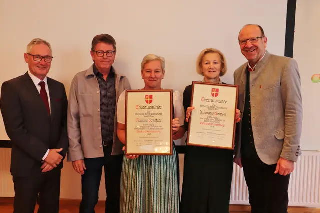 Für ihre langjährige Tätigkeit als Gemeindebäuerin wurde Hermine Schlatzer, für 32-jähriges Wirken als Praktische Ärztin Irmgard Gradwohl vom Gemeindevorstand Dank und Anerkennung ausgesprochen | Foto: Edith Ertl