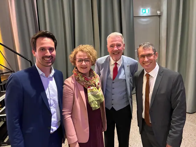 Bundesminister Christoph Wiederkehr, Bildungs-Landesrätin Christiane Teschl-Hofmeister, Bürgermeister Klaus Schneeberger und robo4you-Obmann Michael Stifter | Foto: Hansy