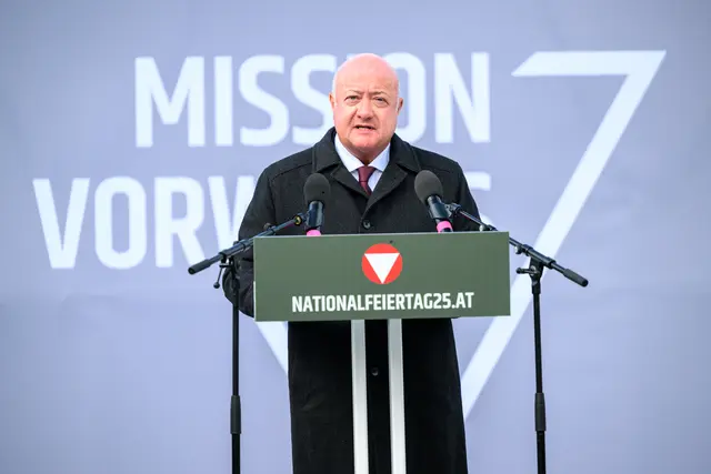 In Wien versammelten sich viele Polit-Größen des Landes. Mit dabei auch Bundeskanzler Christian Stocker (ÖVP). | Foto:  MAX SLOVENCIK / APA / picturedesk.com