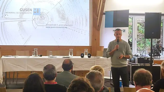 Gedenkstätten-Pädagoge Bernhard Mühleder (Gusen Memorial und Gedenkdienstkomitee Gusen) vermittelte anschaulich die Entwicklung der vergangenen 15 Jahre  | Foto: Eckhart Herbe/Bilder Präsentation (C) Gusen Memorial
