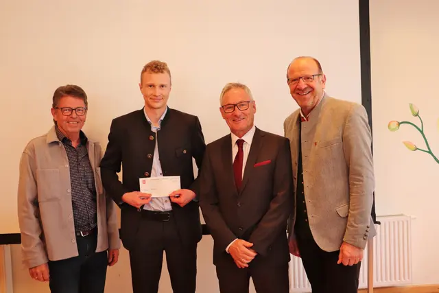 Der Gemeindevorstand gratulierte Marco Fürpass zum Meisterbrief für Metalltechnik | Foto: Edith Ertl