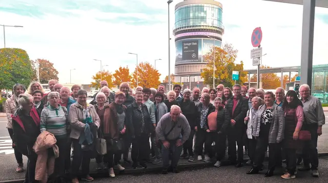 De Frauentaler Pensionisten vor dem Tower des Airports in Graz