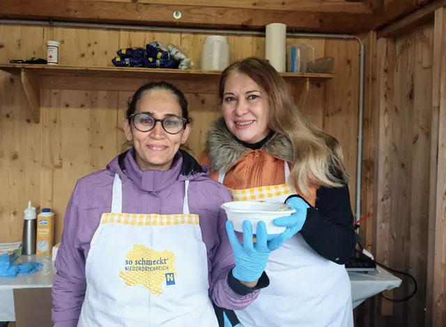 Naseri Farzana und Hana Rentmeister servierten die köstliche Fischsuppe. | Foto: Christian Nowotny