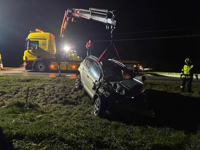 Das Auto wurde durch den Unfall massiv zerstört. | Foto: FF Lambrechten