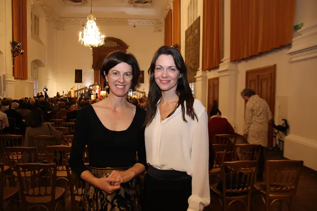 Domquartier-Direktorin Andrea Stockhammer mit Lucia Van Egmond. | Foto: Wolfgang Schweighofer