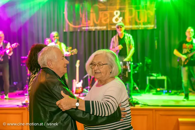 Anton und Marie Zupanjac - auch mit 85 und 80 noch fit auf den Beinen. | Foto: www.cine-motion.at / Ivanek