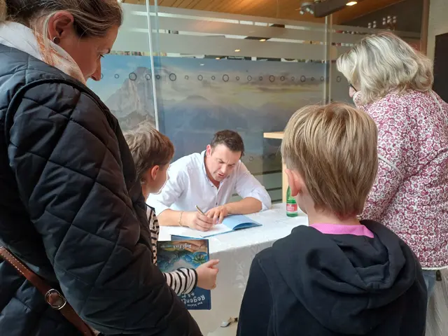 Sigi Fink beim Signieren seiner Bücher | Foto: Monika Hammerl