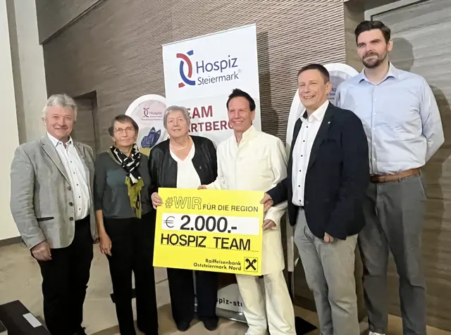 Die Vorstandsdirektoren der Raiffeisenbank Oststeiermark Nord, Patrick Blaha-Otto und Herbert Schwengerer, Georg Weilguny, Renate Prasch und Helga Lechner vom Hospizteam sowie Hospizpate Hubert Lang (v.r.n.l.). | Foto: KK