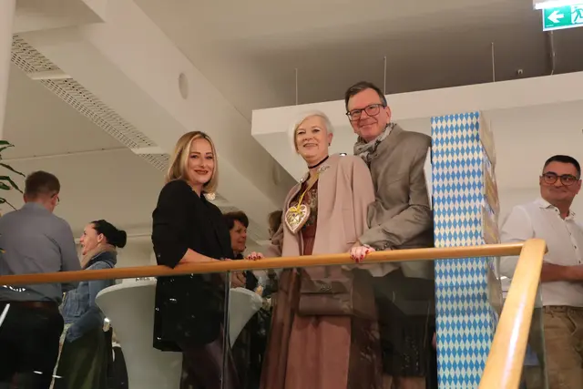 Judith Hönig (Mitte) präsentierte auch die neue Dirndl-Kollektion. | Foto: Schauer