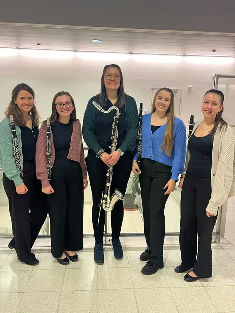 Für die musikalische Umrahmung des Festaktes sorgte ein Klarinetten-Quintett aus den HLW-Absolvent*innen (v.li.): Katrin Fuchs, MA, Sandra Langgartner, Julia Langgartner, Jana Sporrer und Mirjam Brunner  | Foto: Mag. Johanna Kirmann
