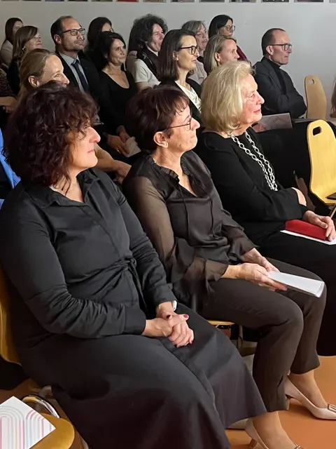 Festgäste (v.li.) beim Festakt waren HLW-Fachvorständin OSR FOL Dipl.-Päd.in Elfriede Maier sowie die ehemaligen Direktorinnen OStRin Dr.in Annemarie Berschl und HRin Mag.a Astrid Simson. Letztere hielt die Festrede | Foto: Mag. Johanna Kirmann