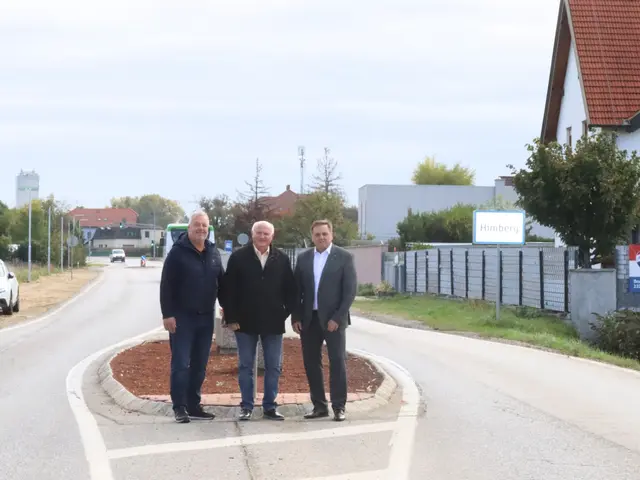 Sicherheitsgemeinderat Thomas Haidegger, BGM Ernst Wendl und Vizebgm. Manfred Mitzl werden die Verkehrsberuhigung in der Wienerstraße umsetzen | Foto: Gemeinde Himberg