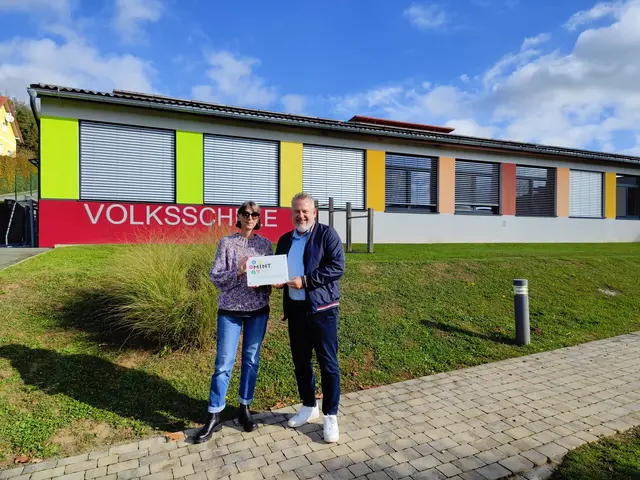 Bürgermeister Jürgen Schabhüttl und Volksschuldirektorin Sonja Hoffmann wollen Naturwissenschaften bei Kindern forcieren. | Foto: Gemeinde Inzenhof