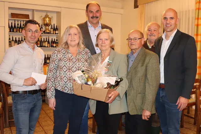 Die FPÖ-Familie mit Vizebürgermeister Friedrich Scheer (ganz rechts) und Seniorenring-Bezirksobmann Bernd Wolfgruber (2.v.r.) stellte sich mit einem Geschenkskarton ein | Foto: Gerhard Langmann