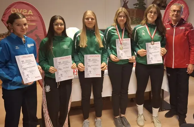 Die erfolgreichen Pabneukirchner Jungschützinnen (grün-schwarz).  | Foto: Schützenverein Pabneukirchen