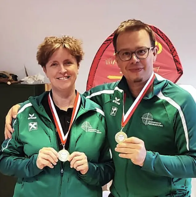 Bei den Luftpistolen-Schützen überraschten Natascha Sary (Senioren 1) und Roland Raab (Männer) mit einer Goldmedaille. | Foto: Schützenverein Pabneukirchen