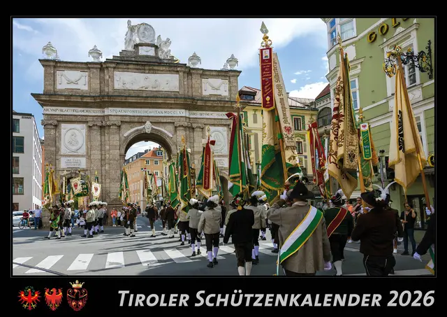 Die Titelseite des Schützenkalender 2026 zeigt Schützen bei der 75 Jahre Feier des BTSK vor der Triumphpforte in Innsbruck. | Foto: BTSK