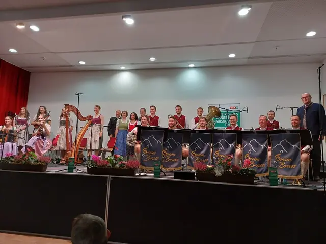 Musikanten und Sänger auf der Bühne in Oberwölz mit Paul Reicher. | Foto: Anita Galler