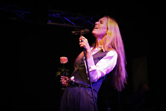 Mit großer Stimme, musikalischen Erinnerungen und viel Nähe zum Publikum begeisterte Rebekka Bakken.