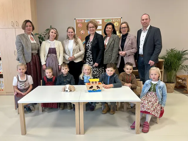In Bischofsstätten: Bürgermeisterin Gerlinde Muhr, Kindergartenleiterin Regina Specht, Landtagsabgeordnete Silke Dammerer, Familien-Landesrätin Christiane Teschl-Hofmeister, Kindergarteninspektorin Gabriela Holzer, Bezirkshauptfrau Daniela Obleser und Vizebürgermeister Christian Reichel (v.l.) mit Mila, Miriam, Matthias, Emma, Matthäus, Marco und Frieda. | Foto: Pressler