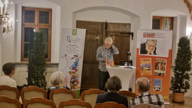 Vor der Lesung: Gerhard Blaboll bereitet sich auf seinen Vortrag vor im Belvederestöckl in Stockerau