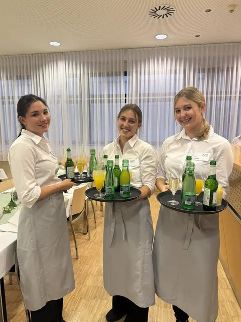 Im Service waren Schüler*innen des 4. Jahrganges zugange (v.li): Hanna Kratzer, Emelie Gartner und Schulsprecher-Stellvertreterin Emilia Wimmer (alle 4B)  | Foto: Mag. Johanna Kirmann
