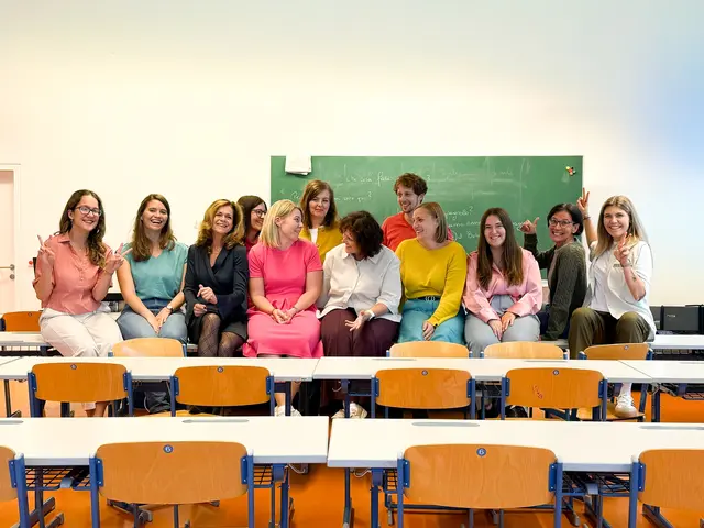 Insgesamt arbeiten 13 Absolvent*innen im engagierten Team der HLW Braunau mit (eine fehlt im Bild) | Foto: Anita Bernhofer