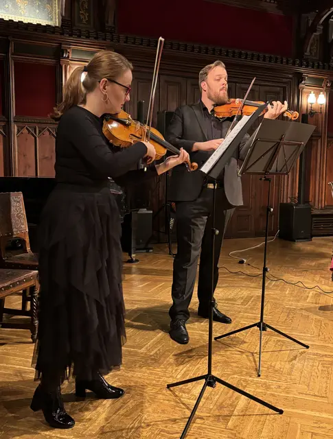 Zwei vom Varga Quartett Wien sorgten für die musikalische Untermalung.  | Foto: Wolfgang Ilkerl