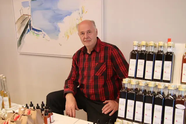 Einer der vielen Aussteller war Erich Hirmann aus Rudersdorf: Er verarbeitet Obst zu Essig in zahlreichen Sorten. | Foto: Martin Wurglits