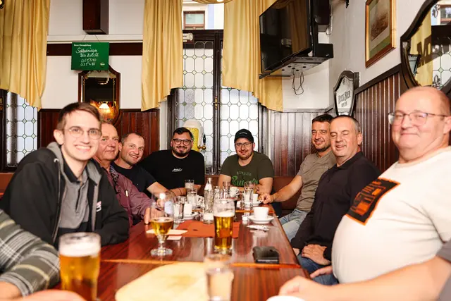 Chefkoch Peter Schöppl präsentiert Pub-Spezialität Ripperl. | Foto: Reischl