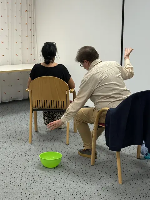 Mag. Dieckmann bei einer Anwendung  | Foto: Dr. Philipp Kolmhofer 